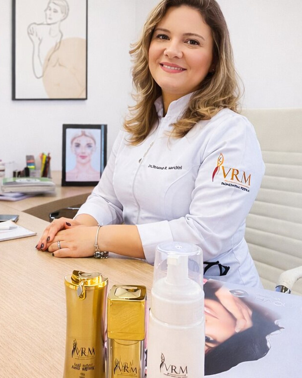 Dra. Vanessa Retondo Menchini, biomédica esteta, no consultório da VRM em Santo André