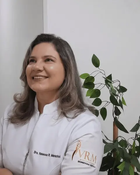 Dra. Vanessa Retondo Menchini, biomédica esteta, na clínica VRM em Santo André